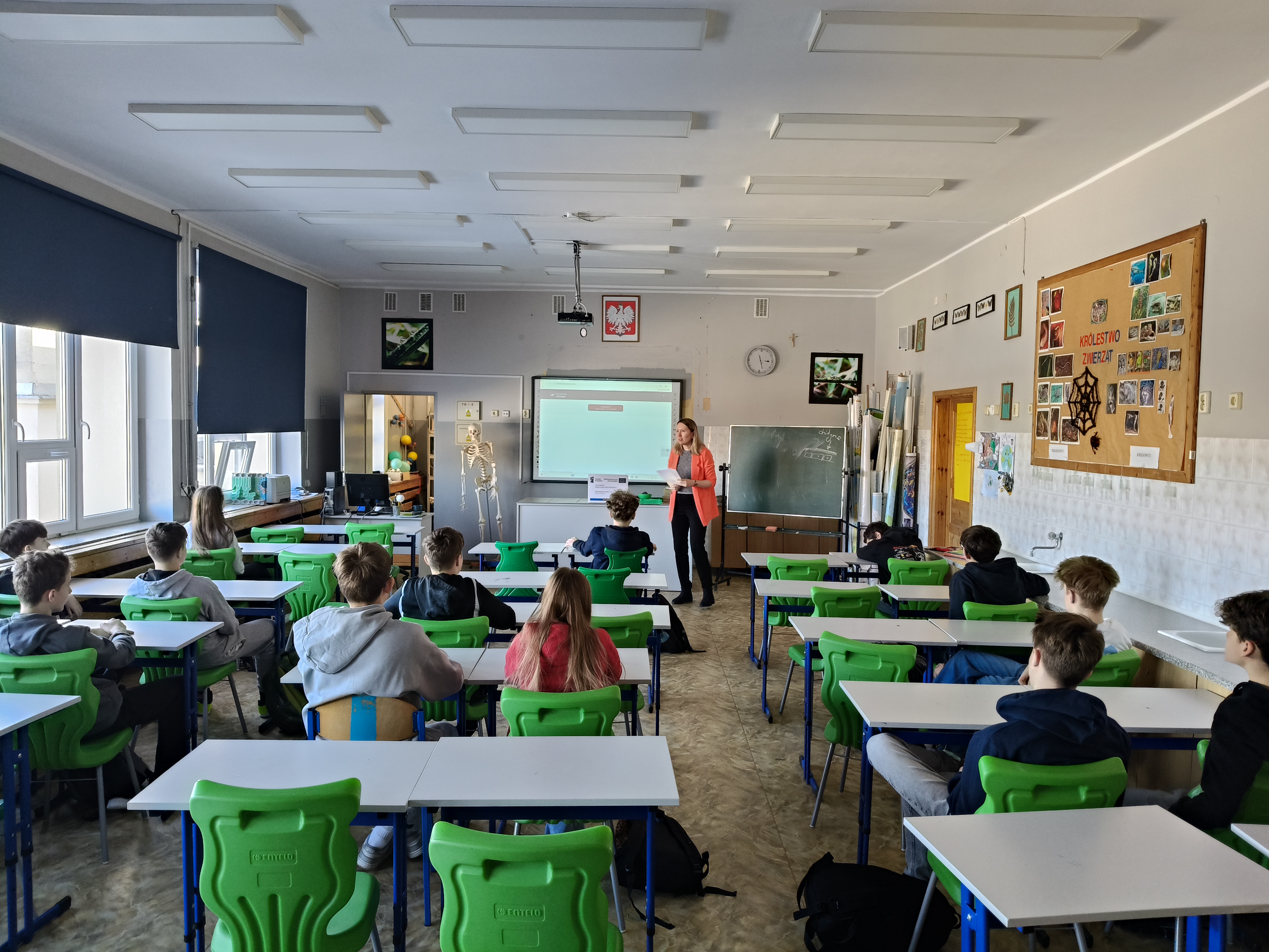 Zdjęcie przedstawia Koordynatorkę Powiatową rozmawiającą z uczniami nt. ich wizji przyszłości zawodowej 