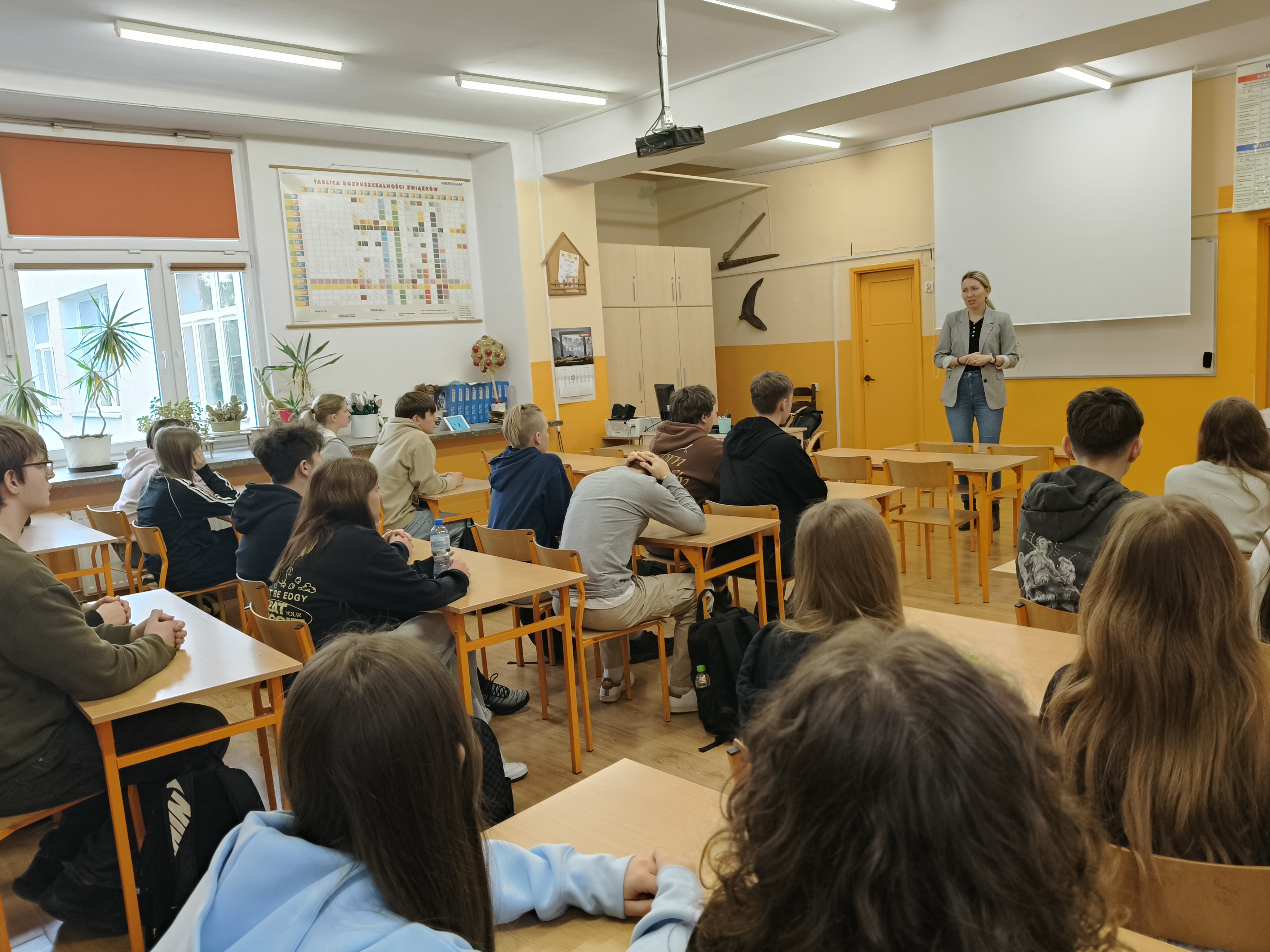 Zdjęcie przedstawia Koordynatorkę Powiatową prowadzącą zajęcia dla młodzieży klas 7 i 8 szkoły podstawowej