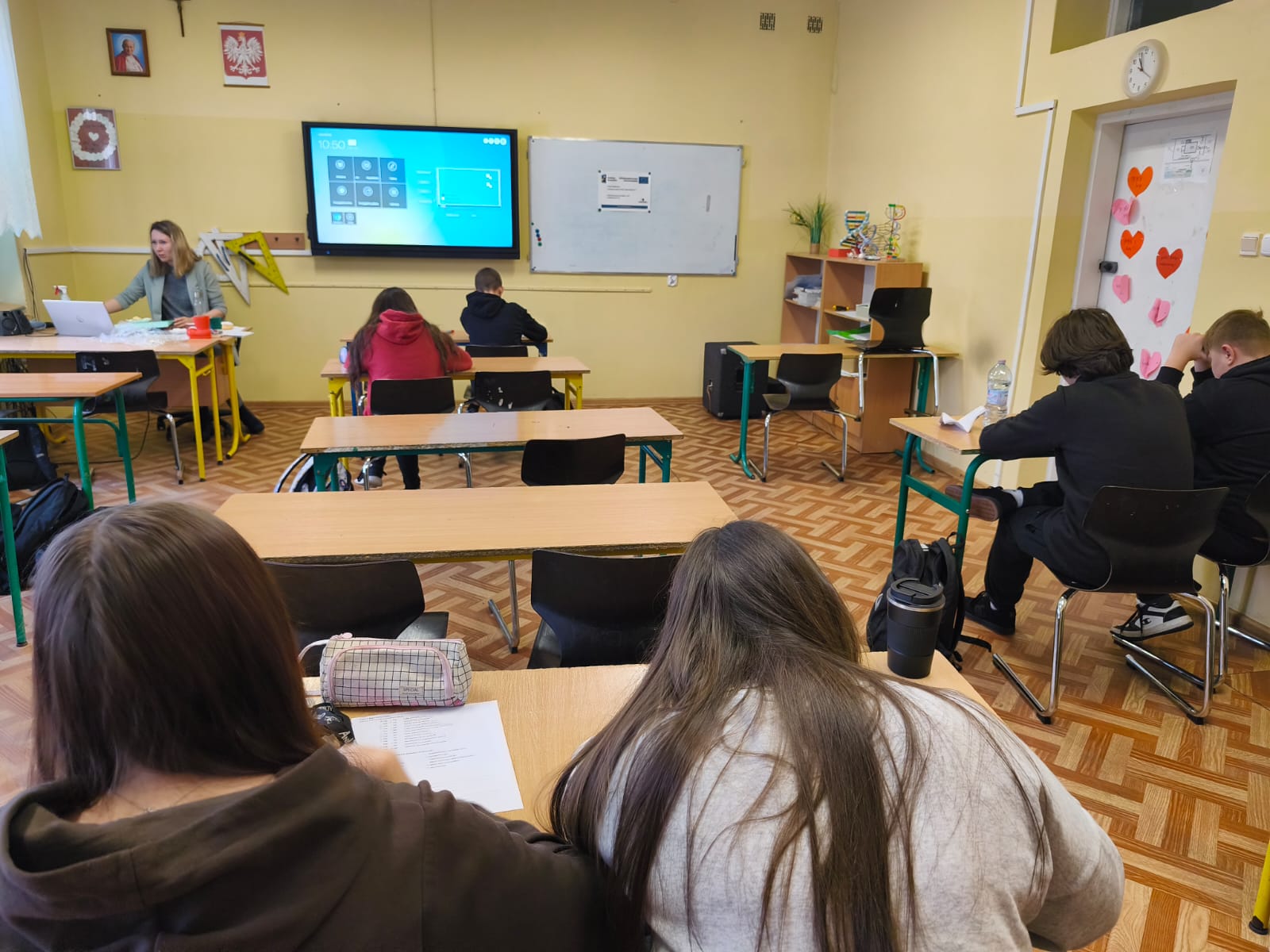 Zdjęcie przedstawia uczniów pracujących indywidualnie nad arkuszem ćwiczeniowym  