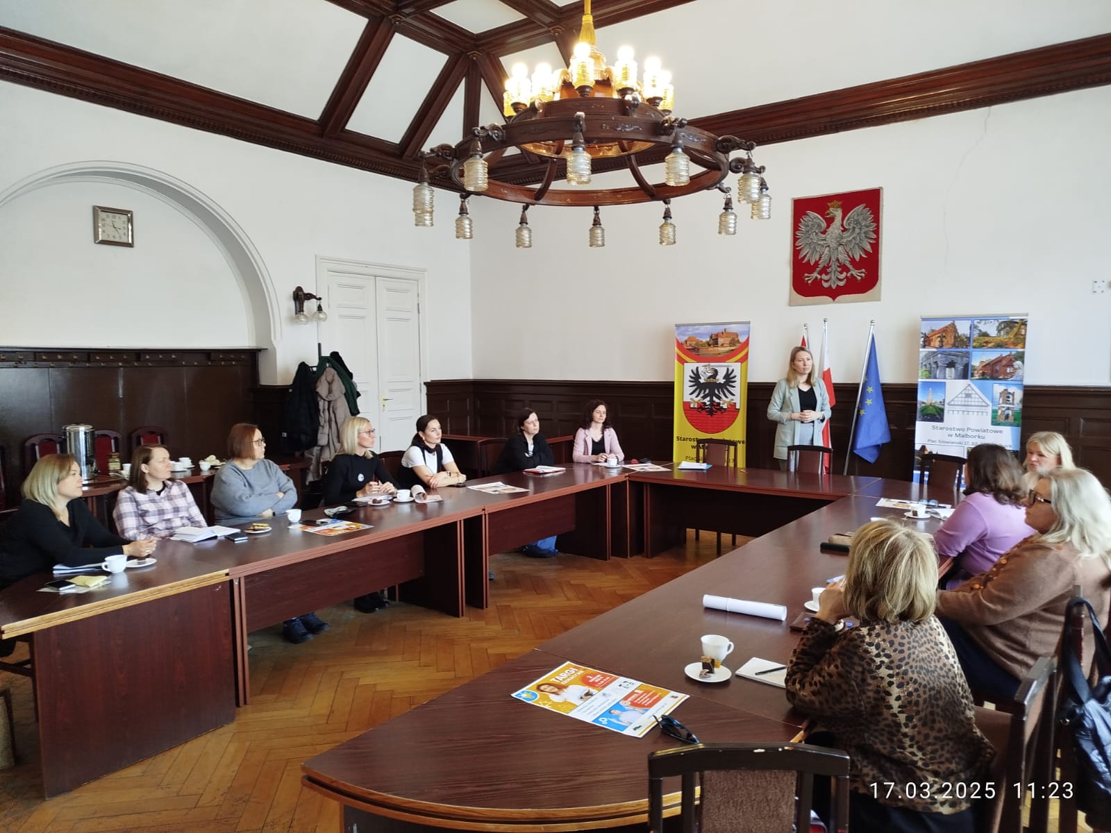 Zdjęcie przedstawia salę konferencyjną Starostwa Powiatowego w Malborku, gdzie Koordynatorka Powiatowa prowadzi spotkanie sieciowe, w którym uczestniczą głównie doradcy zawodowi ze szkół powiatu malborskiego. 