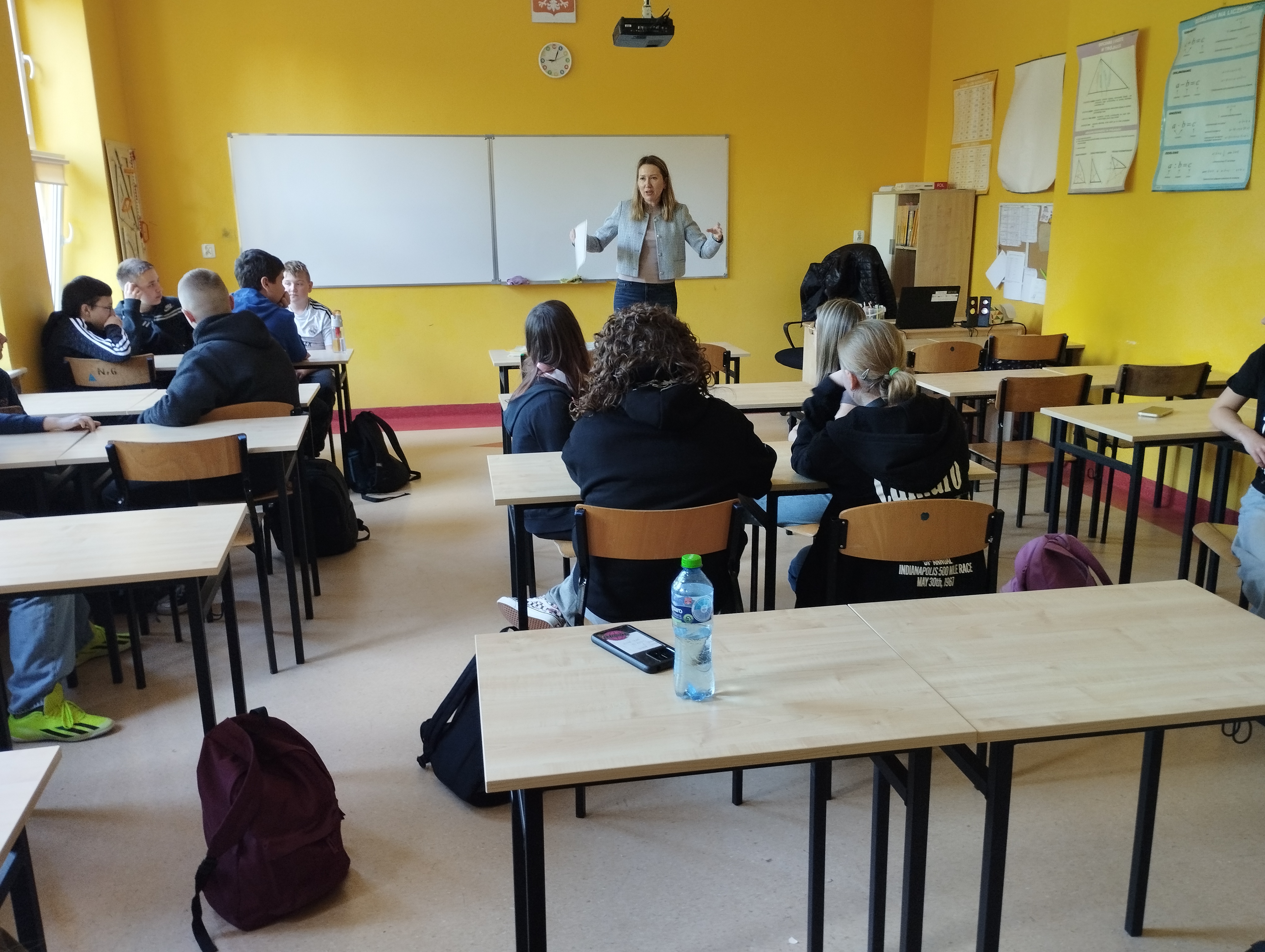 Zdjęcie przedstawia Koordynatorkę Powiatową omawiającą z uczniami zawody przyszłości 