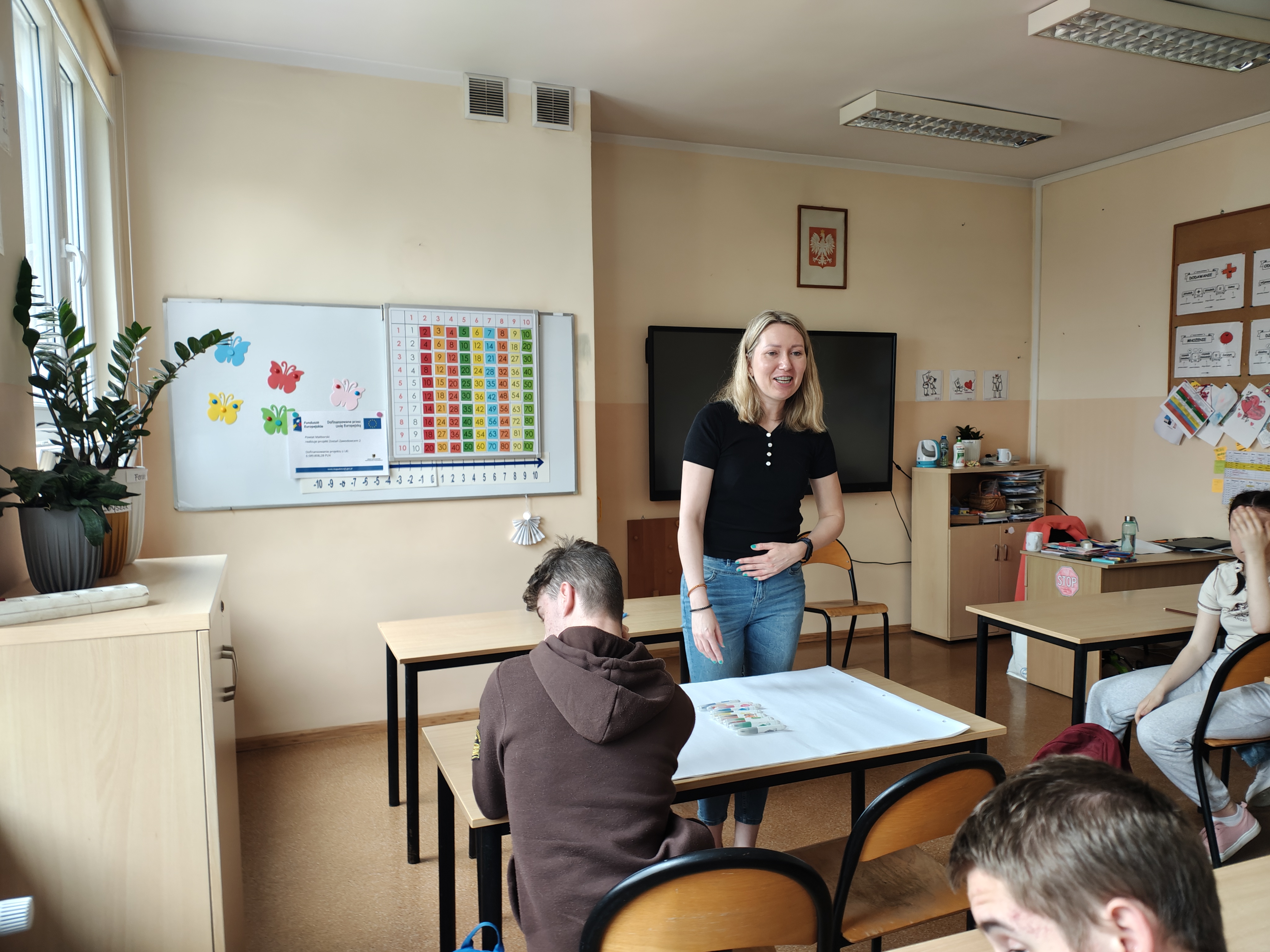 Zdjęcie przedstawia Koordynatorkę Powiatową w trakcie rozmów z młodzieżą o zawodach przyszłości 
